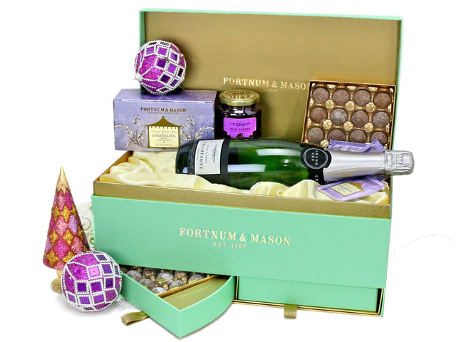 Christmas Gift Hamper - Fortnum & Mason Christmas hamper M20 - L76604077 Photo